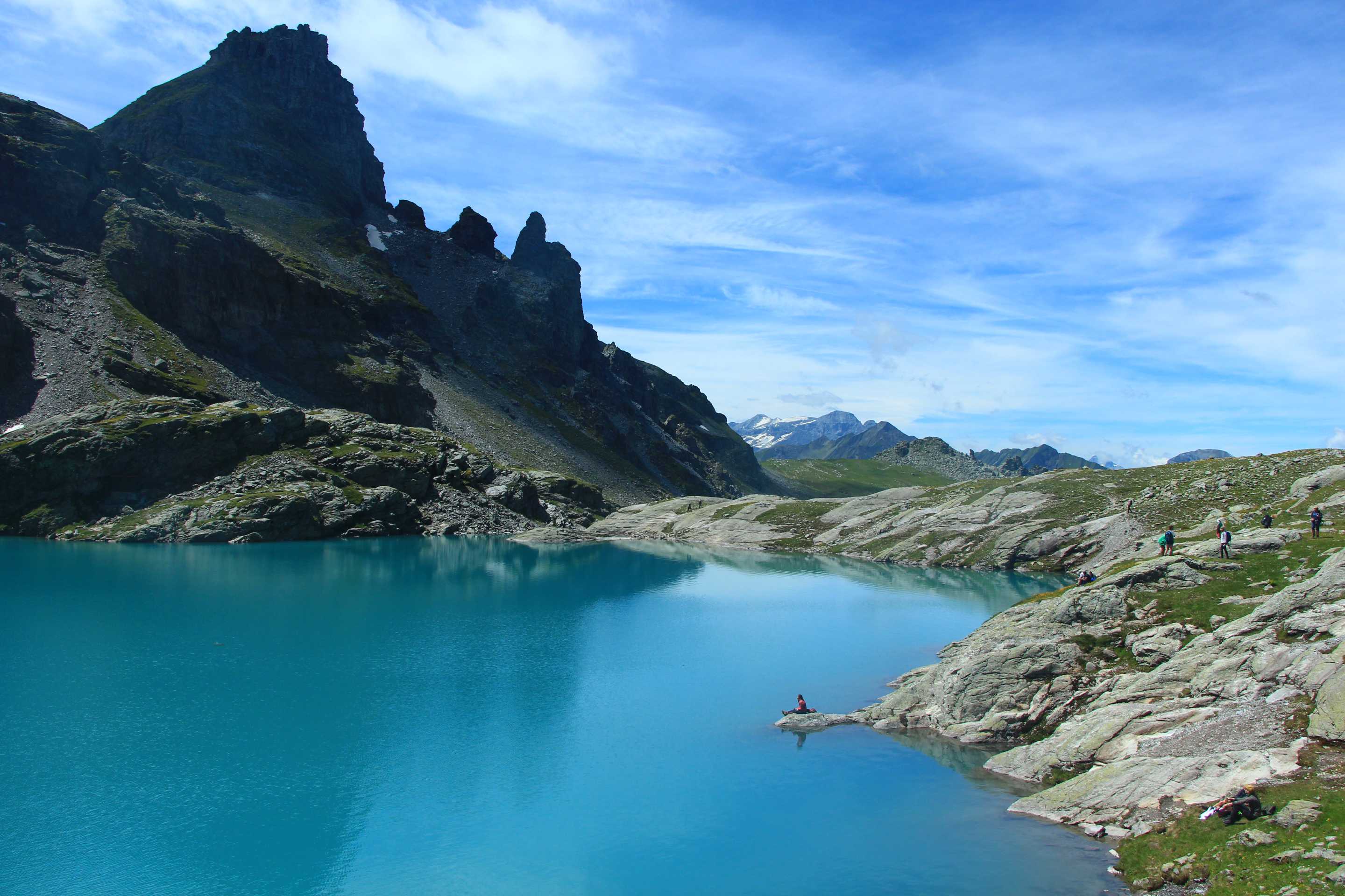 Bergsee mit Menschen_Filip Rozycki