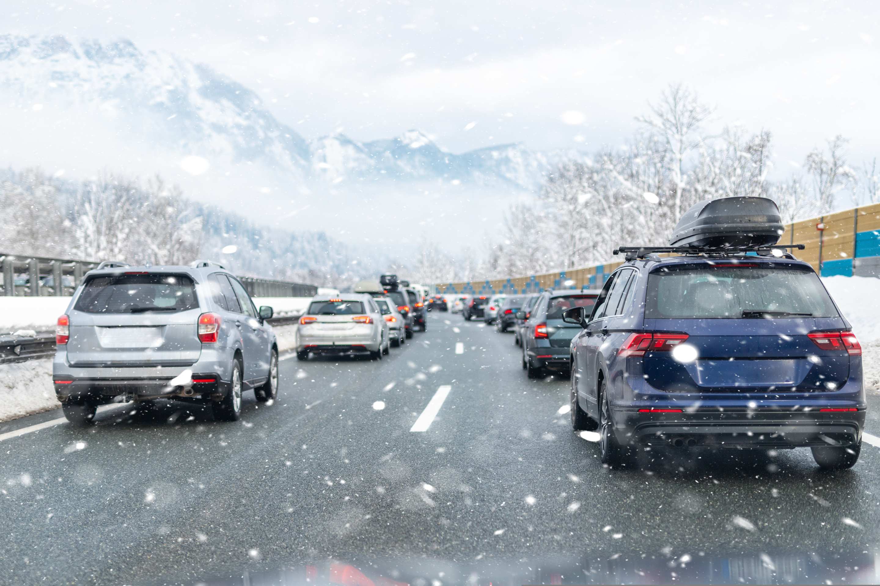 Autos auf Autobahn im Schneetreiben