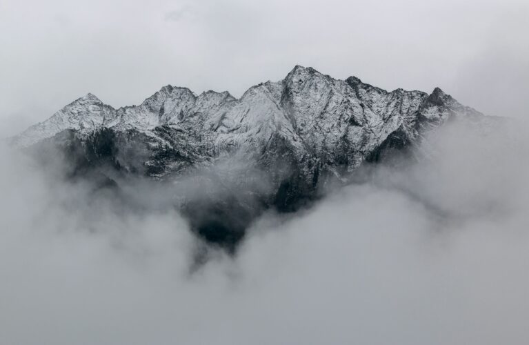 Berggipfel im Nebel