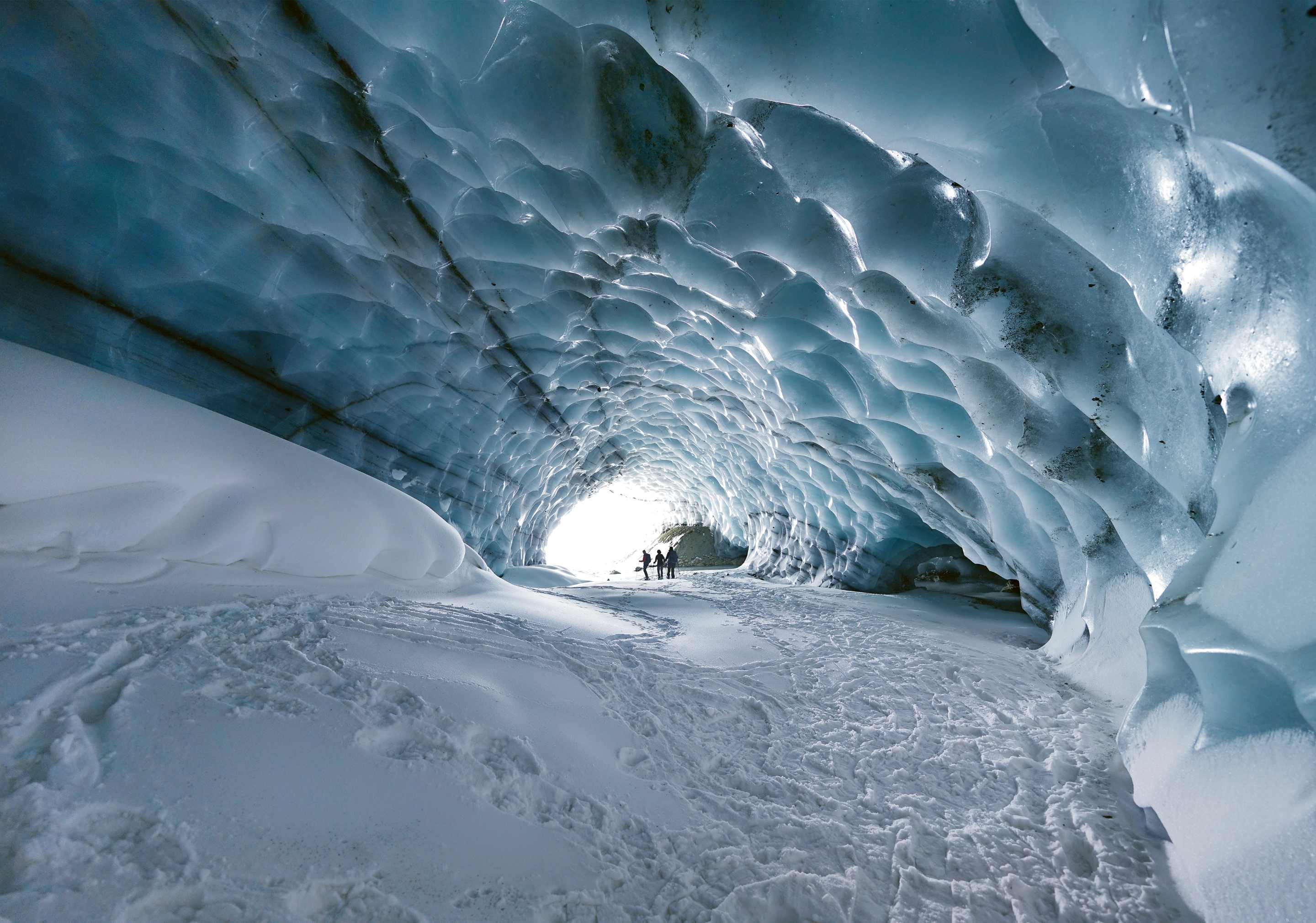 Gletschertor_Voralp_Eisgrotte_Personen2_1