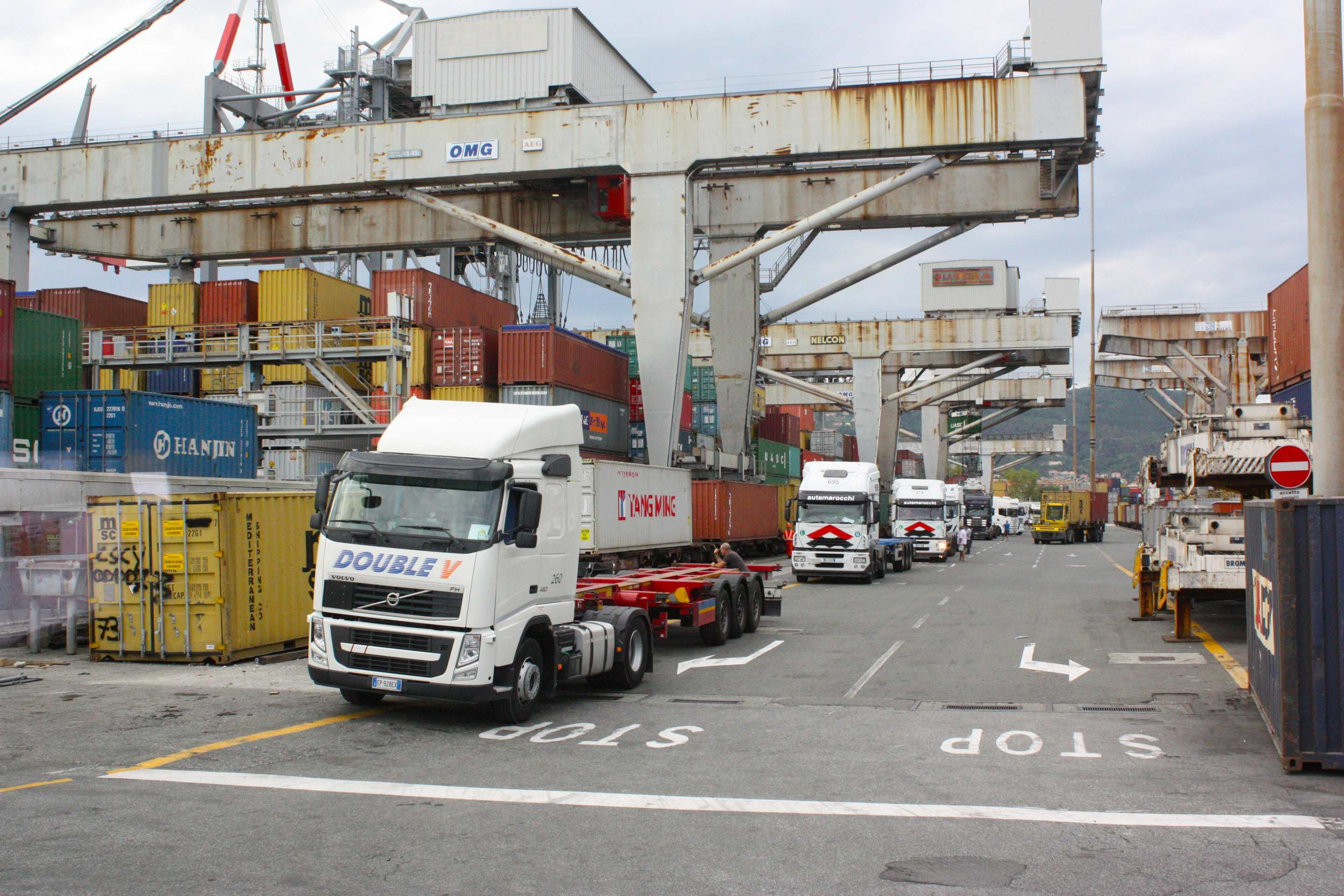 150902_LKW_Container_Verlagerung_Hafen_web