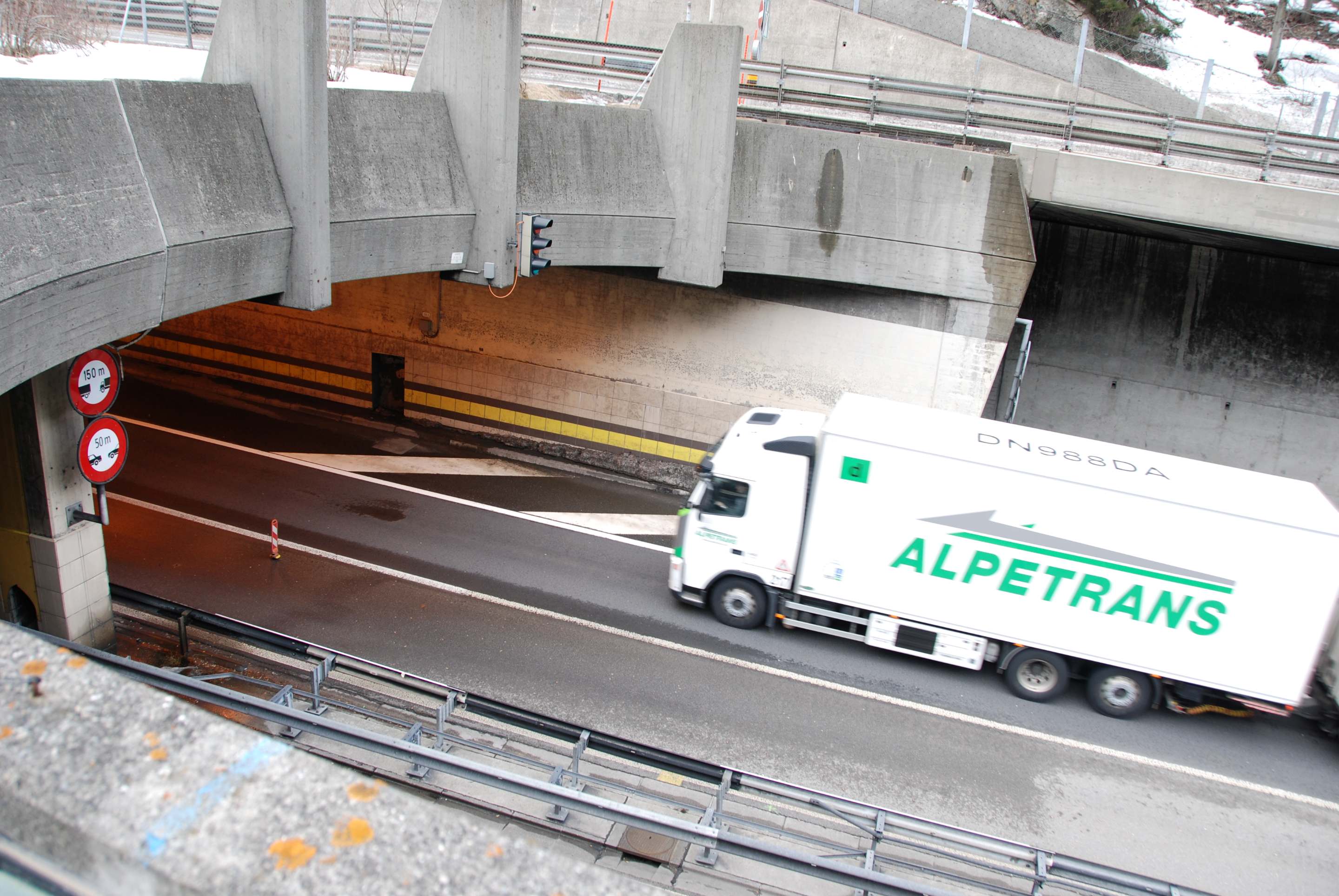 Lkw-Gotthard_Strassentunnel_web