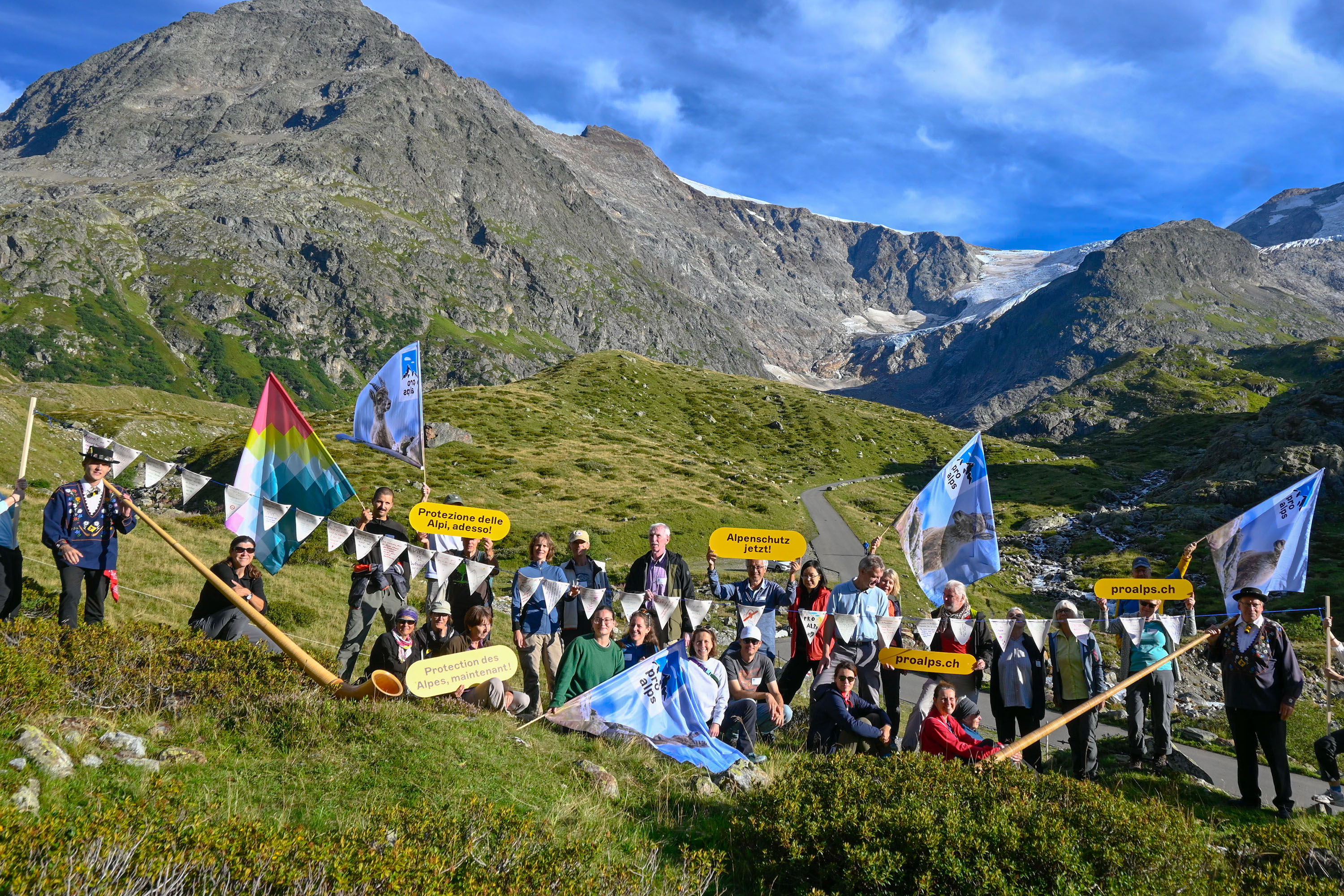 260829_Alpen-in-Bewegung_Gruppe-Aktion_3000x2000px