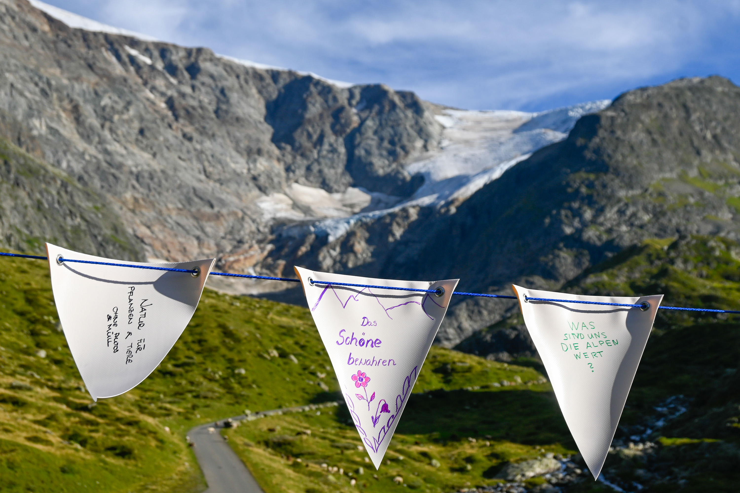 260829_Alpen-in-Bewegung_Wimpel-im-Wind2_3000x2000