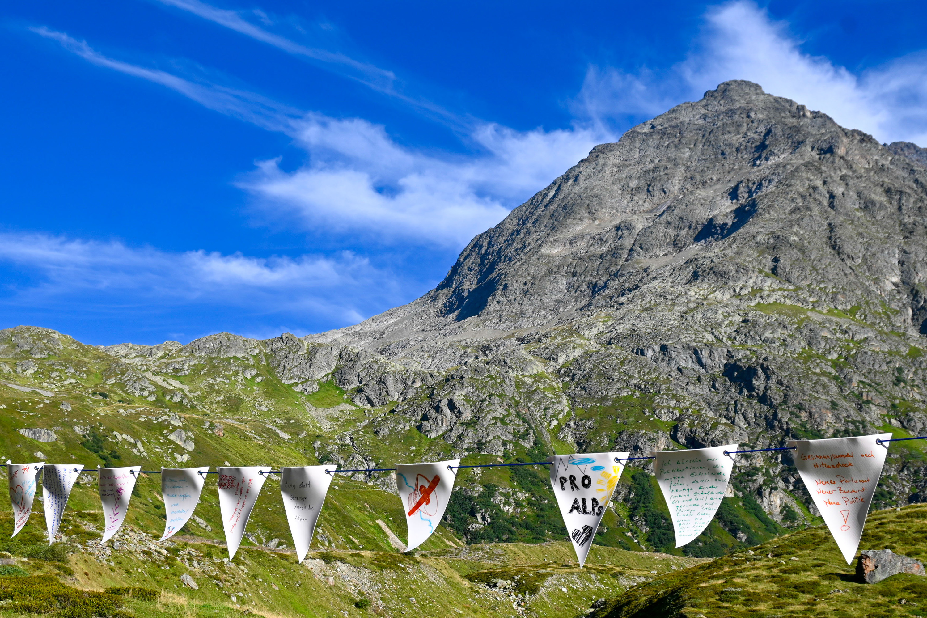 260829_Alpen-in-Bewegung_Wimpel-im-Wind_3000x2000px