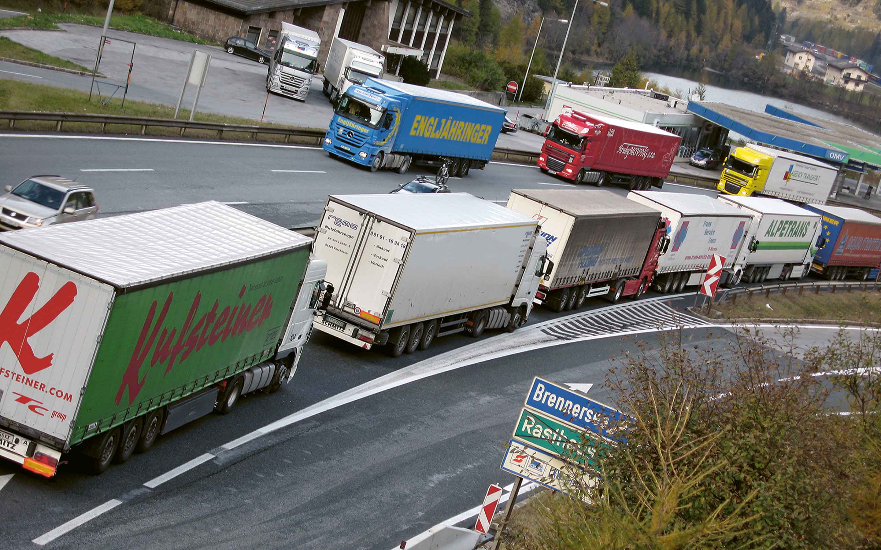Brenner_LKW_Stau–Foto-Martin-Putz,-CC-BY-SA-3_2880x1800px